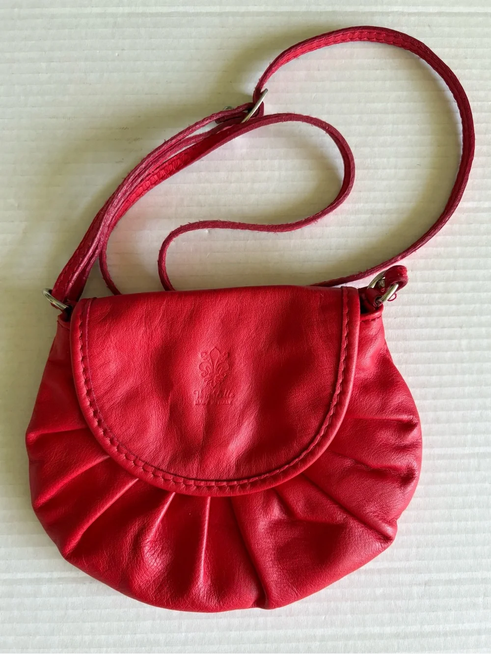 VERA PELLE Red Italian Leather Small Crossbody Bag Charming Round Shape Zipper