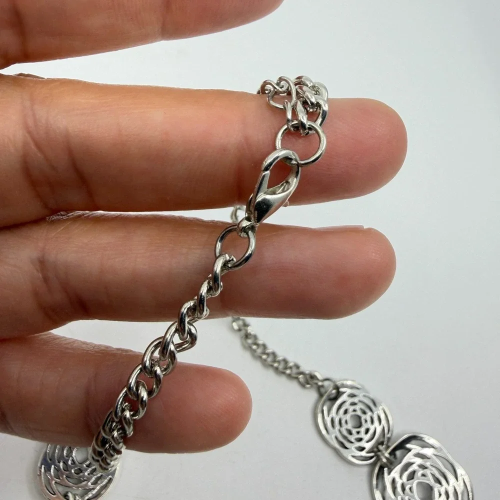 Unbranded necklace features