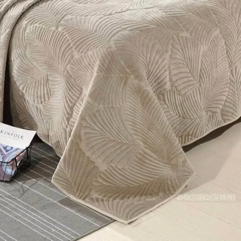Queen comforter and large two pillowcases