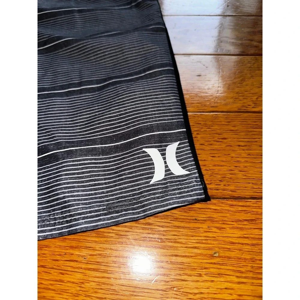 NWOT Hurley Boys' Shoreline Board Shorts Color: black & grey  Retail 38$ Size 16
