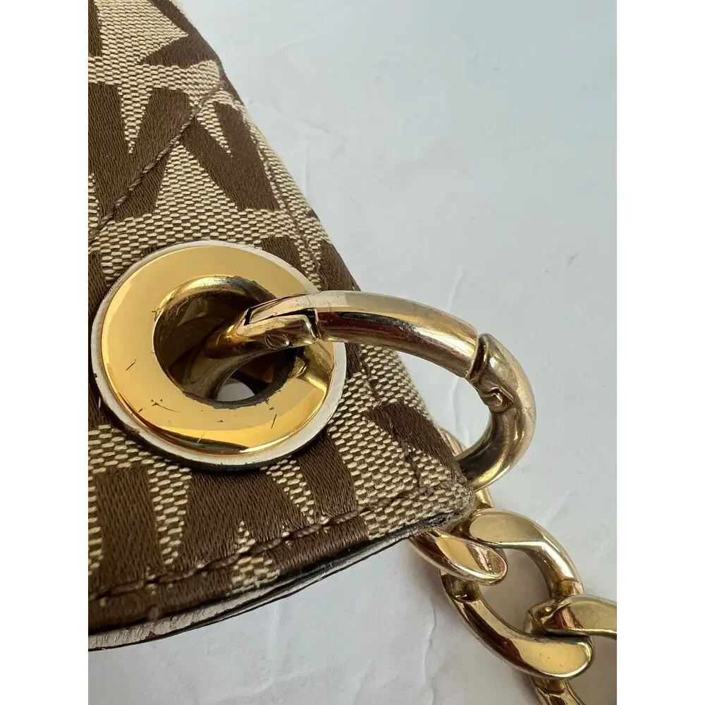 Michael Kors stunning gently