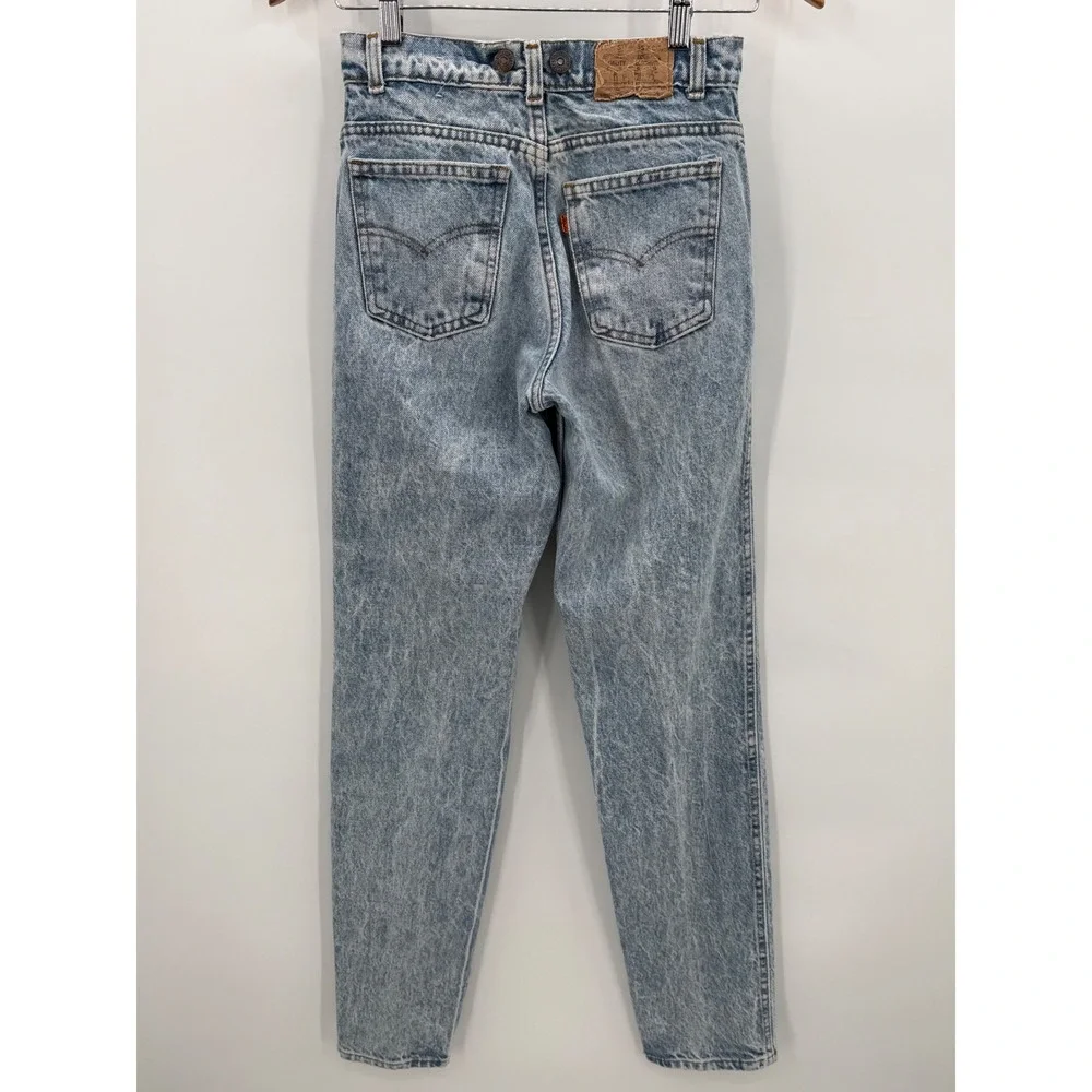 Levis some cracking