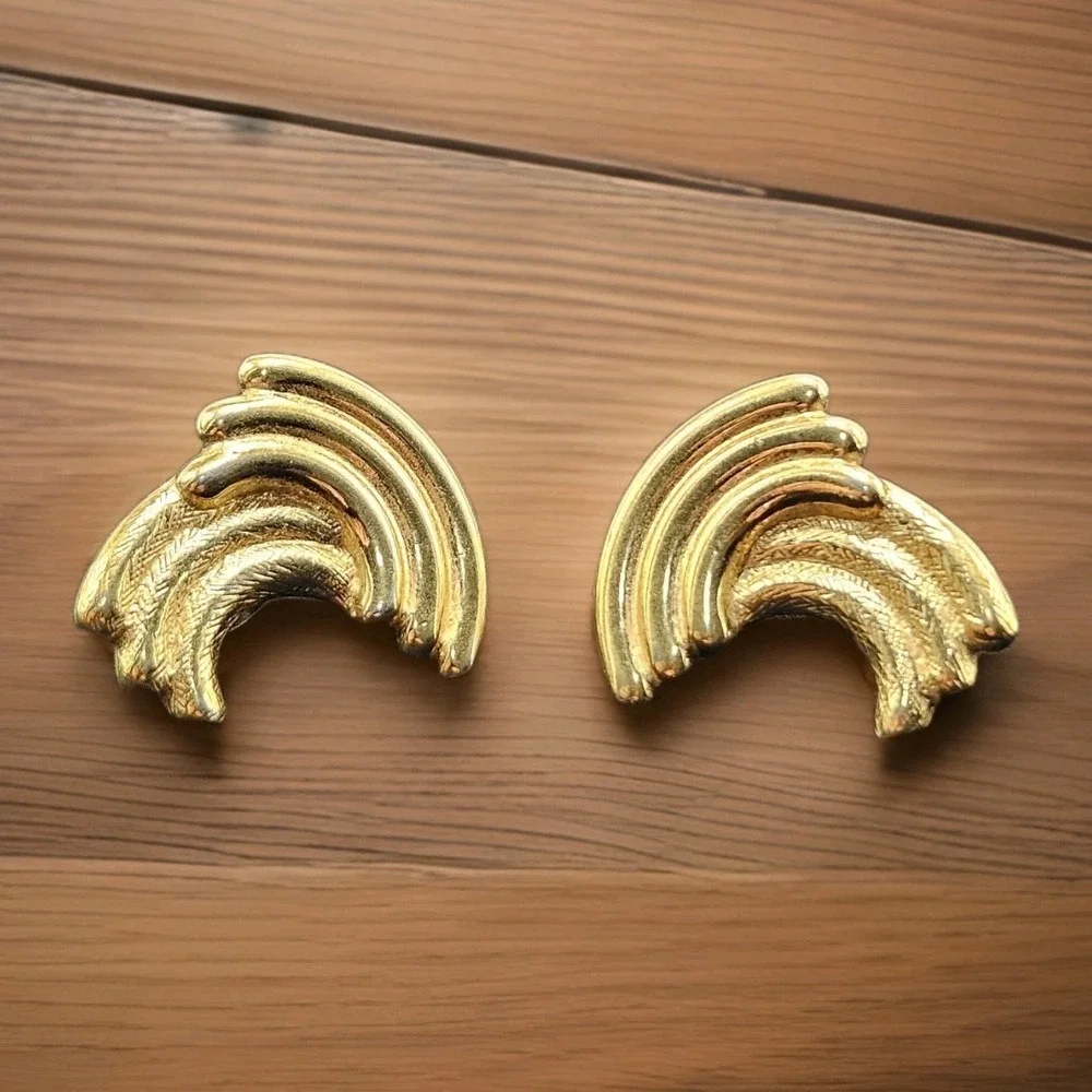 Vintage  Crown Trifari Gold Tone Swirl‎ Clip On Earrings Statement Jewelry