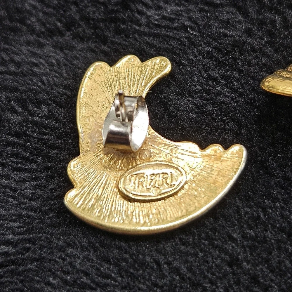 Vintage  Crown Trifari Gold Tone Swirl‎ Clip On Earrings Statement Jewelry
