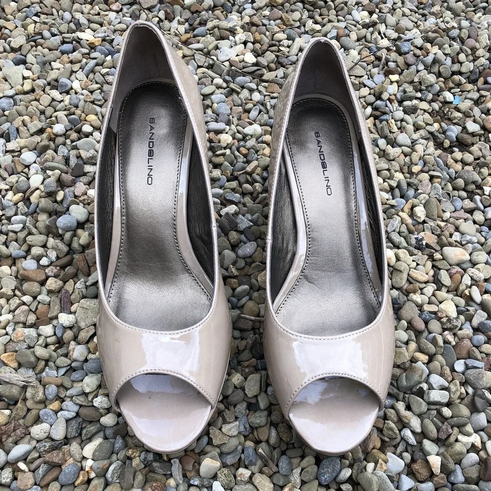 BANDOLINO Beige Shiny Nude Taupe Heels 8.5 M Neutral Pumps Peep Toe Shoes