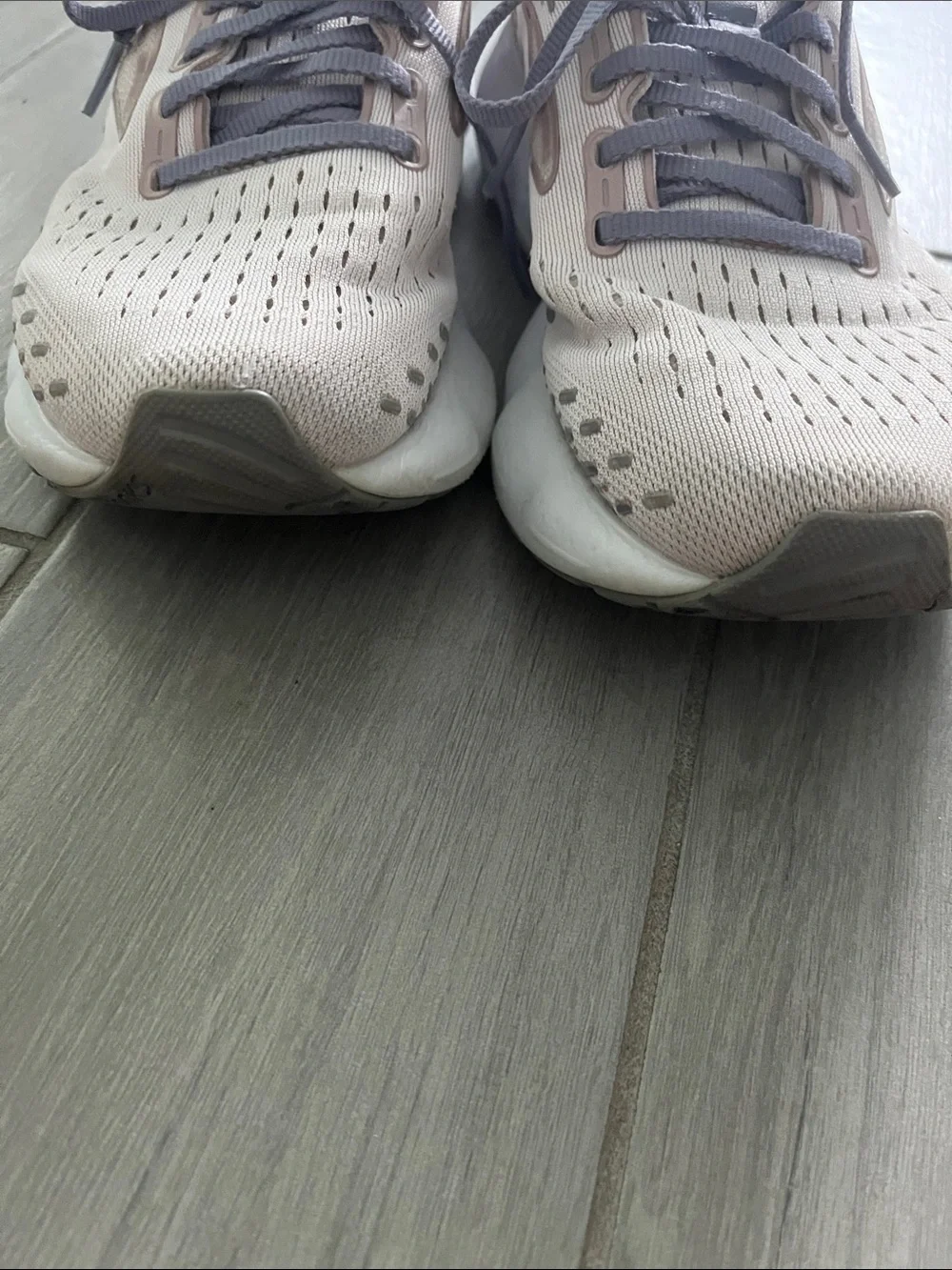 Women’s Brooks glycerin Lace-Up Athletic Sneakers in Blush and Gray