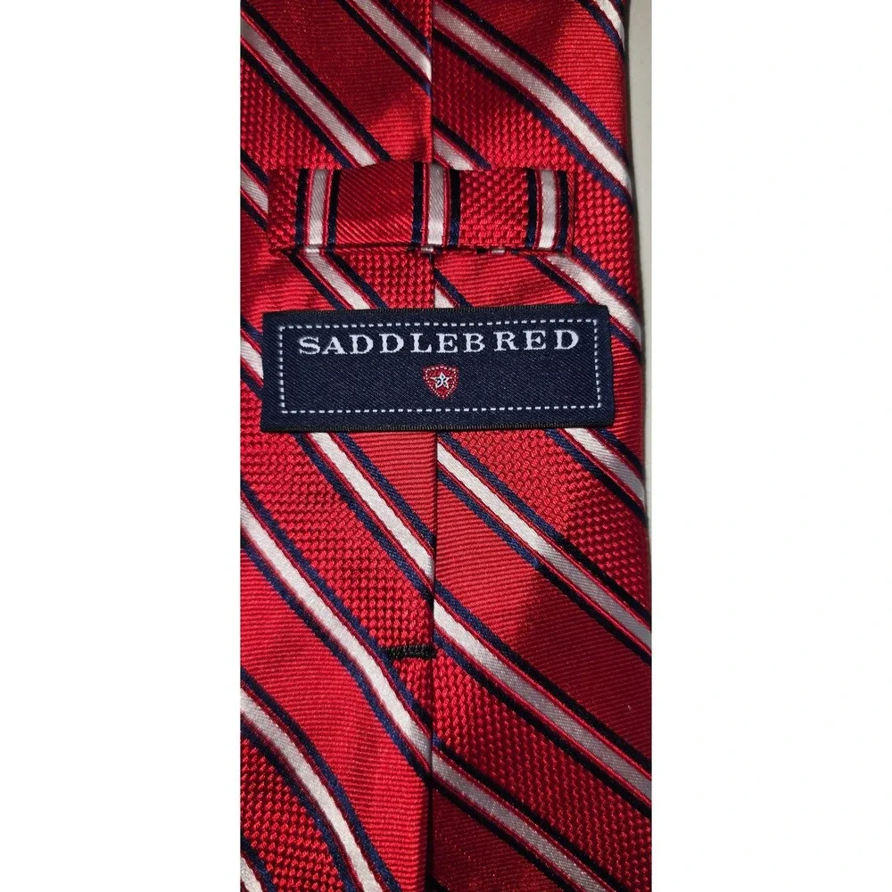 Saddlebred necktie features