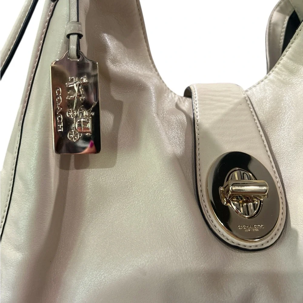 Coach Cream and Gold Hobo Bag with BUTTER SOFT LUXURIOUS LEATHER VERY CLASSY
