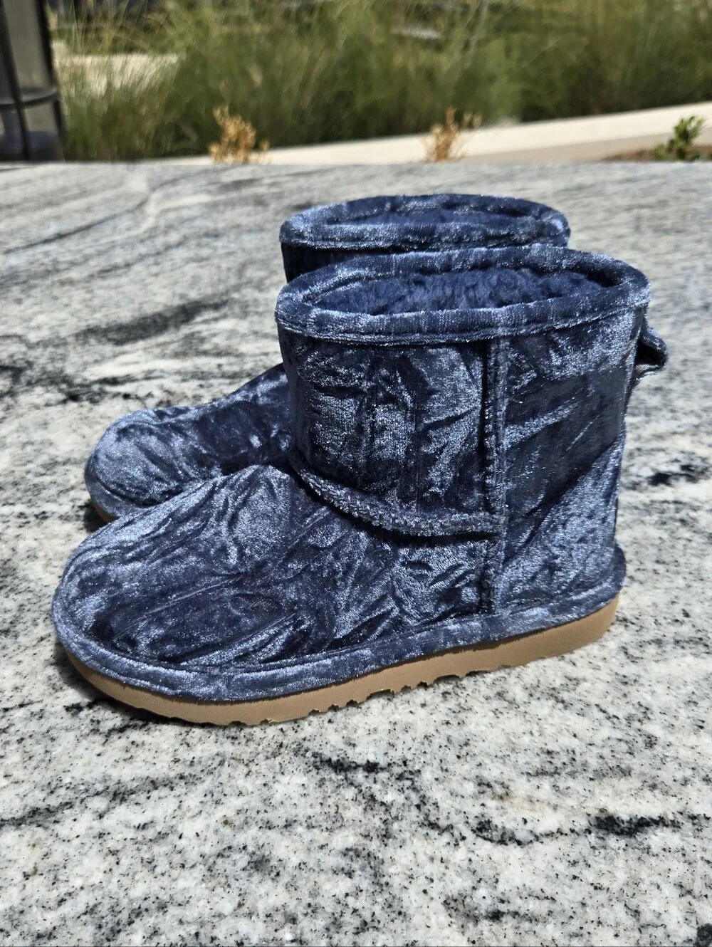 UGG Classic Mini II boots in an ocean blue crushed velvet Sz 13 Little Girls
