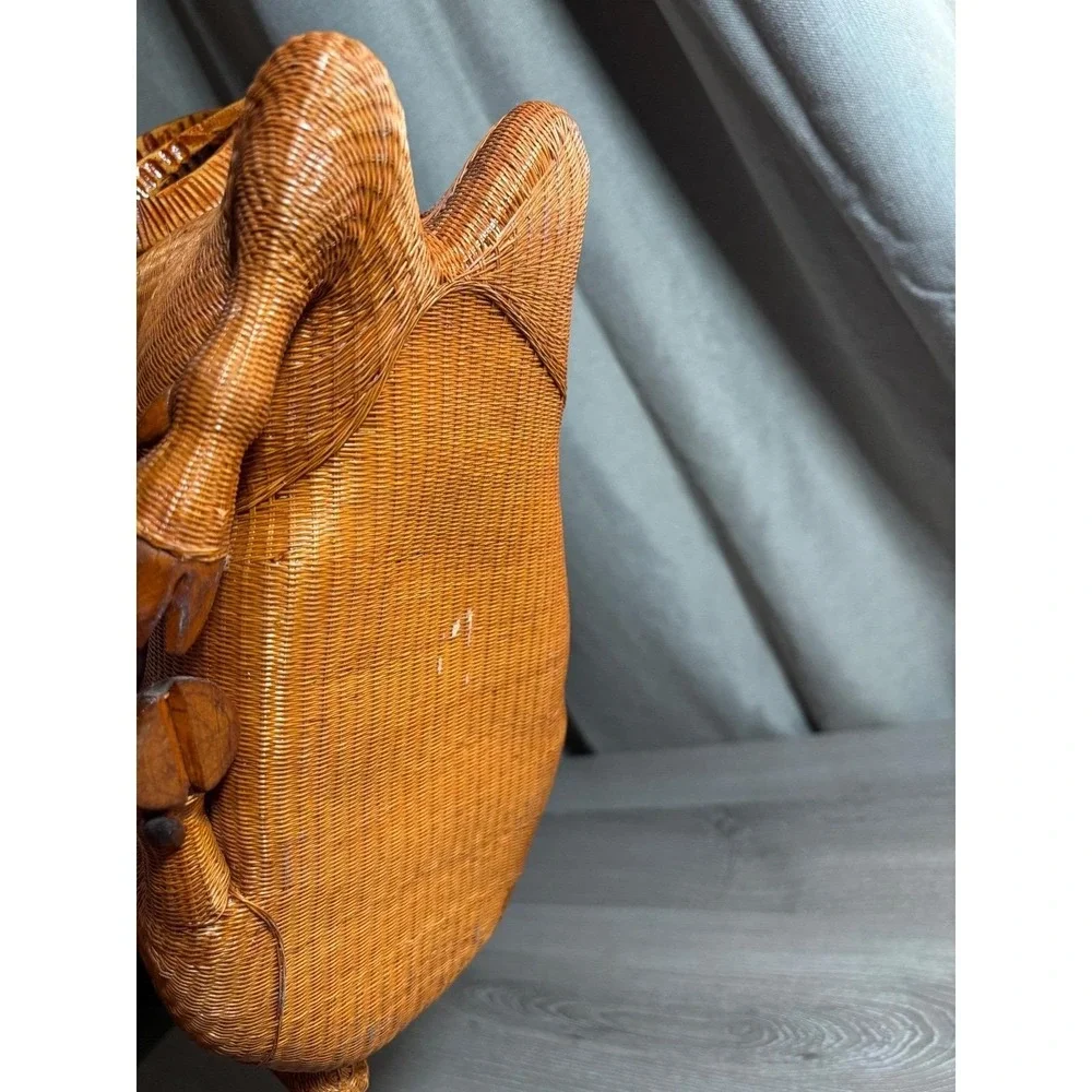 The Unbranded Brand vintage hand