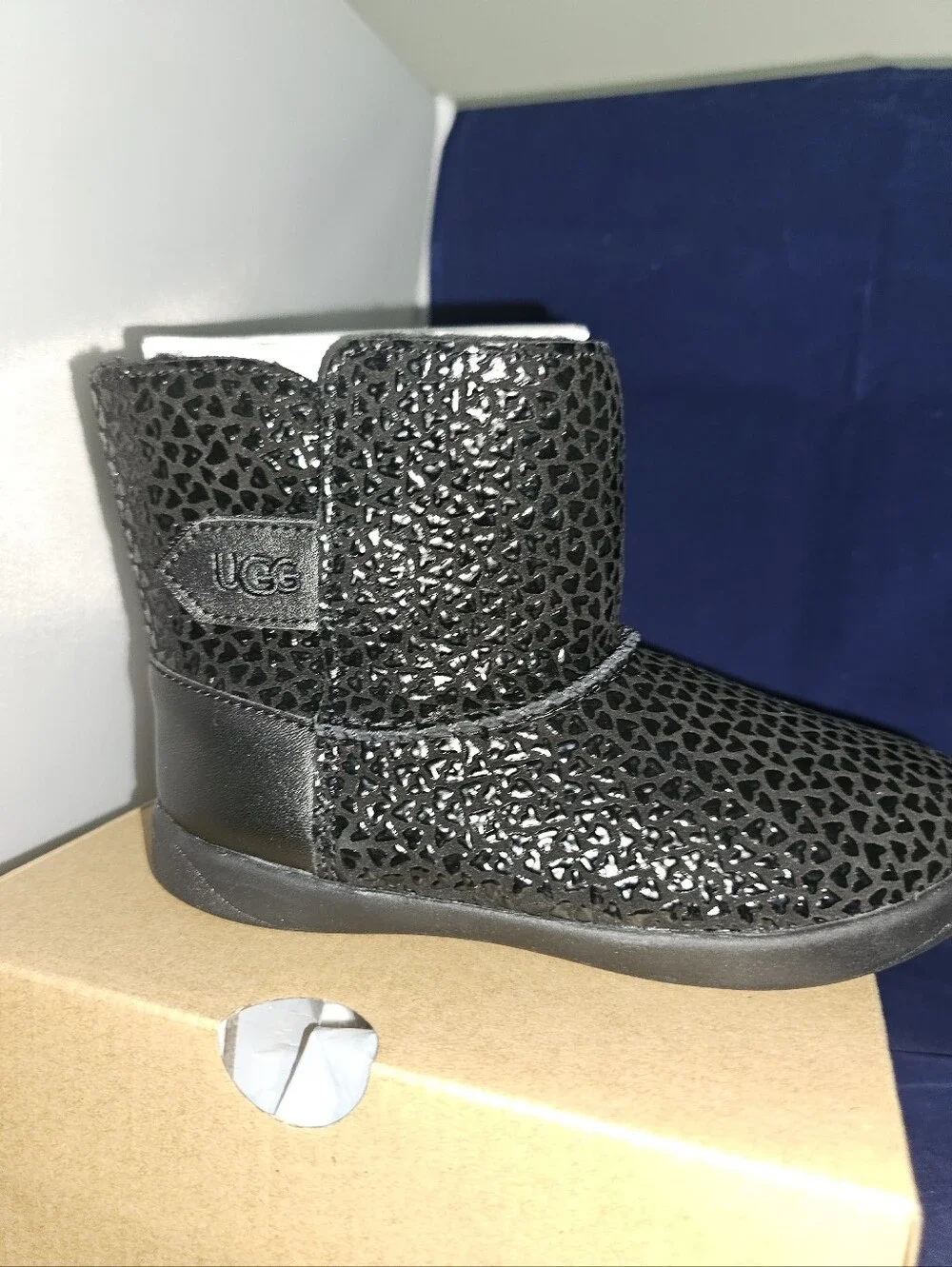 UGG Kids Keelan Gel Hearts Black Learher Upper Heart-Pattern Short Boot Sz 12