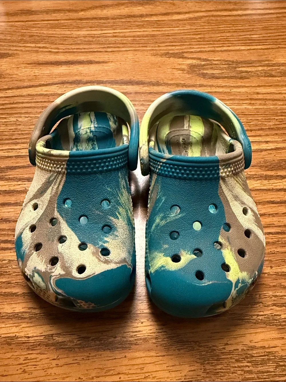 Crocs Kids Classic Marbled Clogs Marbled Teal Green Beige Shoes Size 7 Toddler