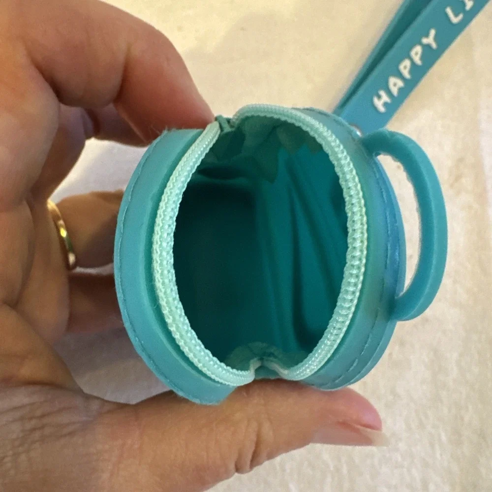 The Unbranded Brand silicone zip