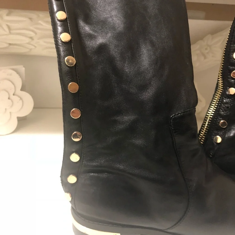 Vince Camuto very fashionable