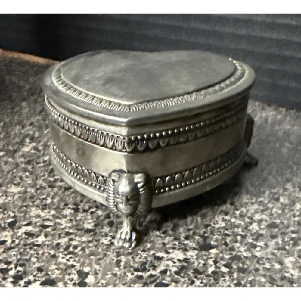 Vintage Victorian-Style Heart Jewelry Box Silver-Tone Lion Head Feet‎ 4