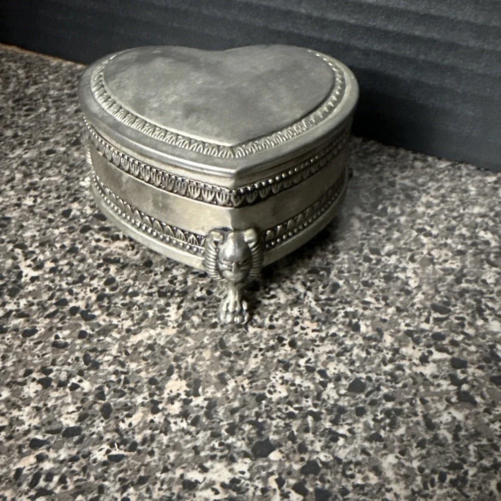 Vintage Victorian-Style Heart Jewelry Box Silver-Tone Lion Head Feet‎ 4