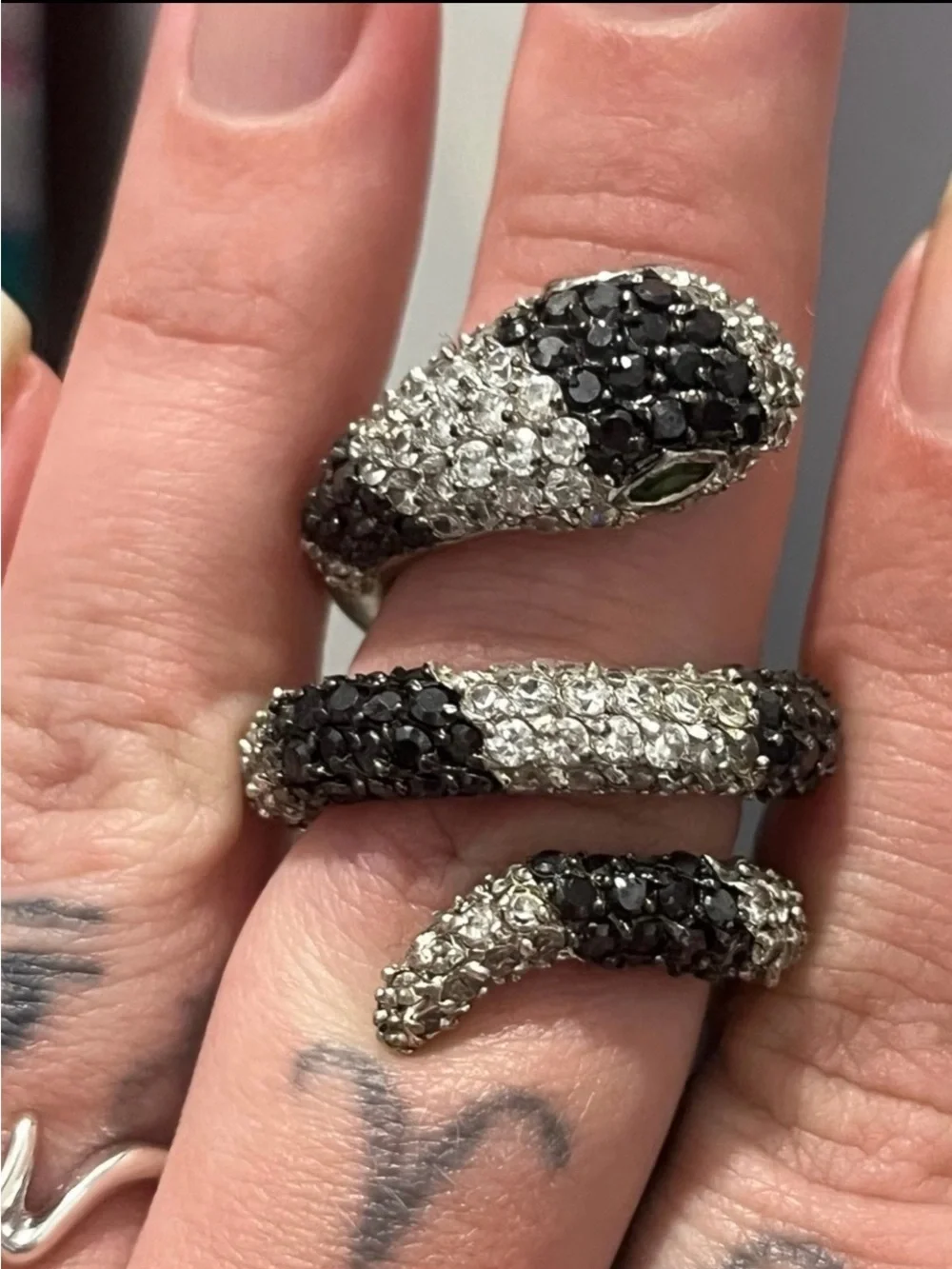 Snake Ring striking black