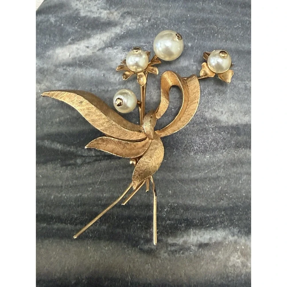 Vintage Signed Roma Faux Pearl Flower in Gold‎ Tone Metal Leaves Brooch