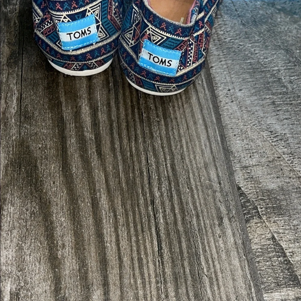 Toms chic geometric