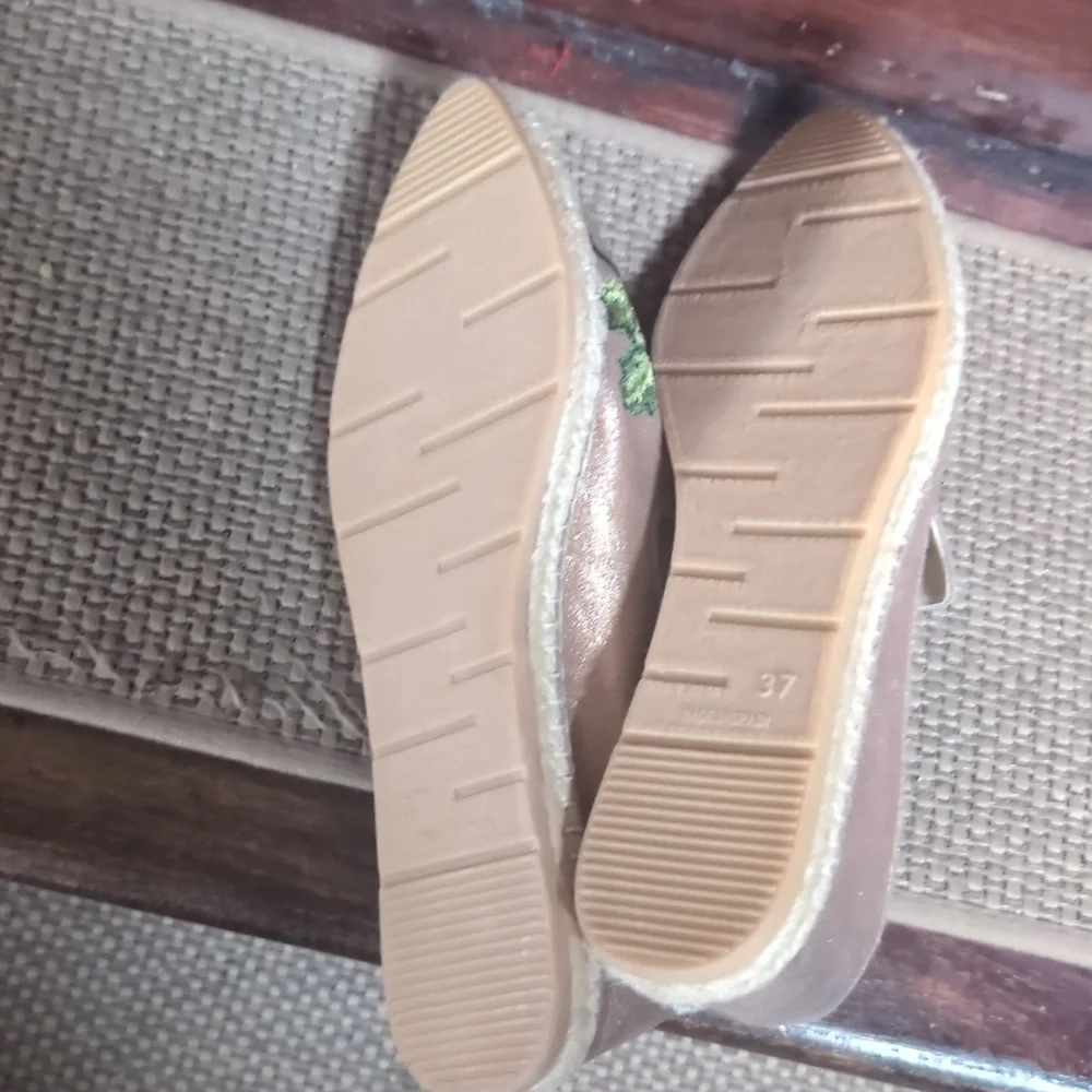 N/A elegant gold