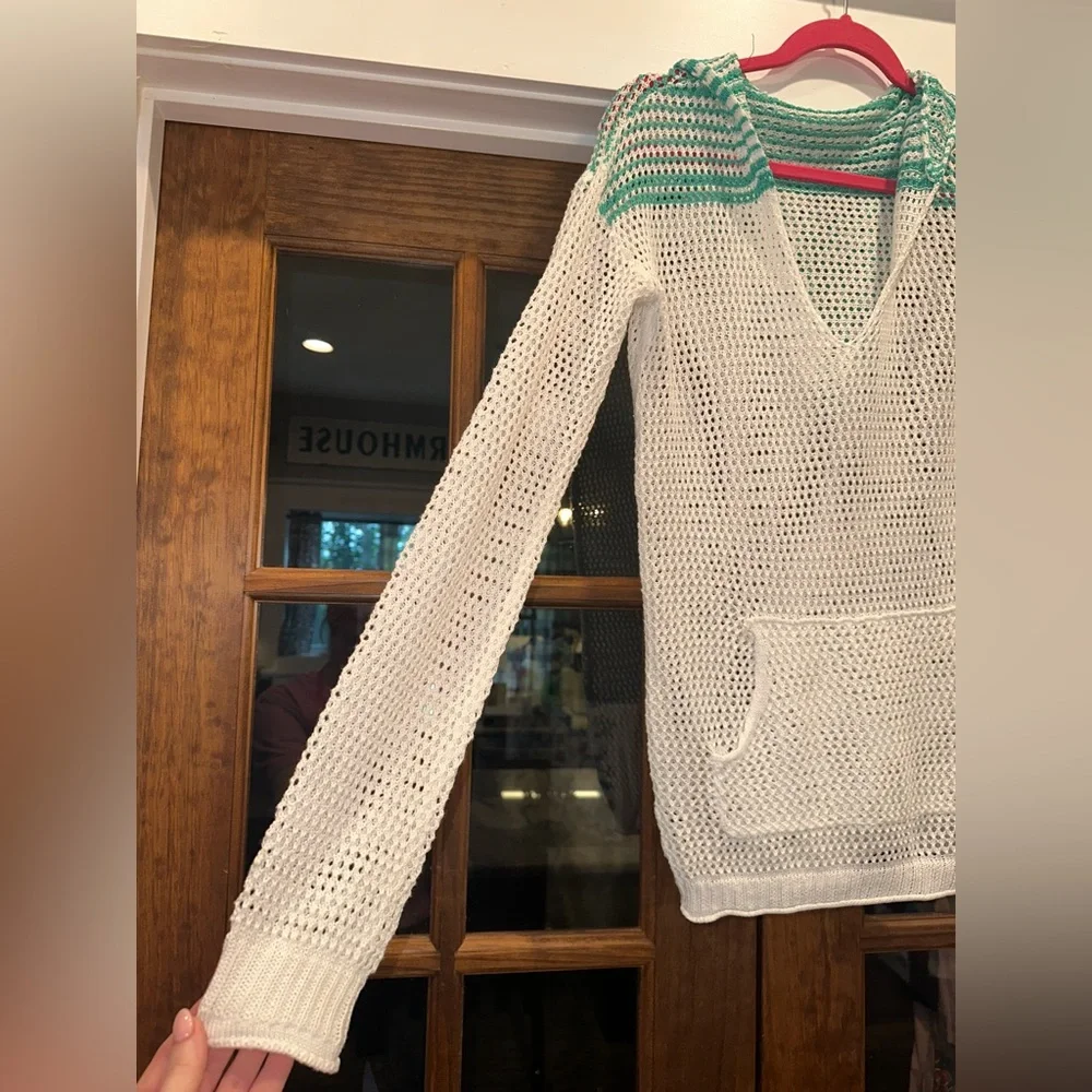 EUC Poof Size Medium Women's White‎ and Green Knit Sweater