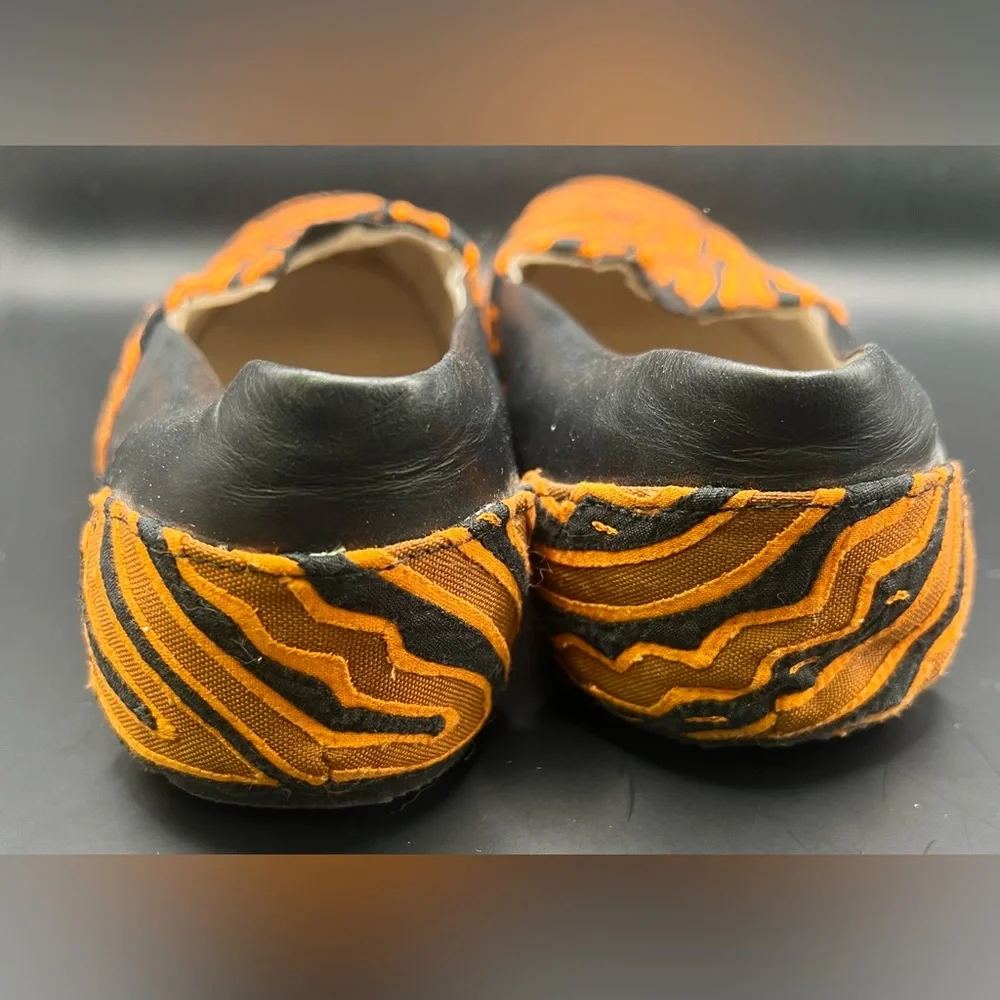 Fundacion Manos featuring color black
