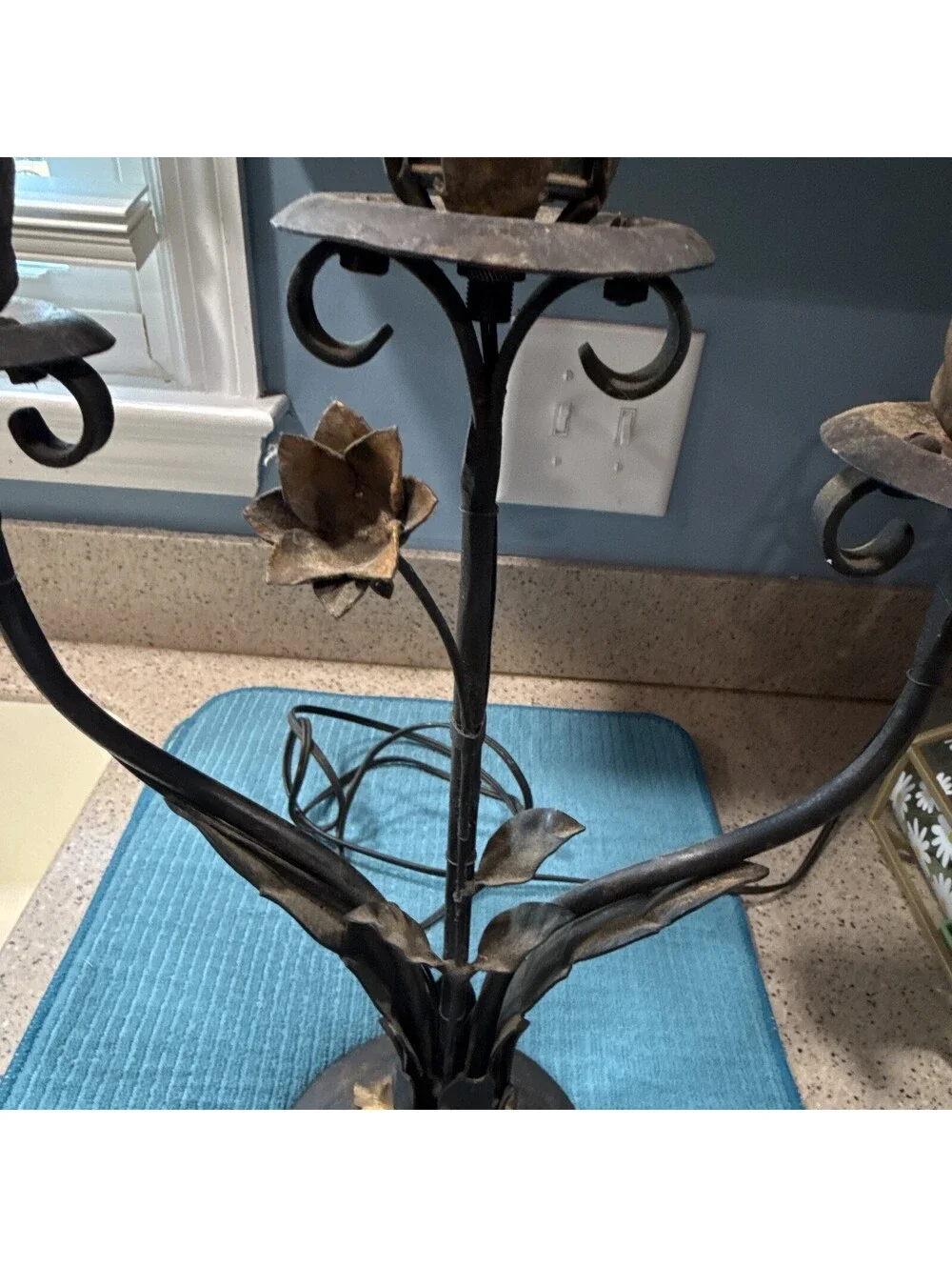 Vintage 3-Light Black/Gold Metal Floral Leaf Candelabra Table Lamp Corded Switch
