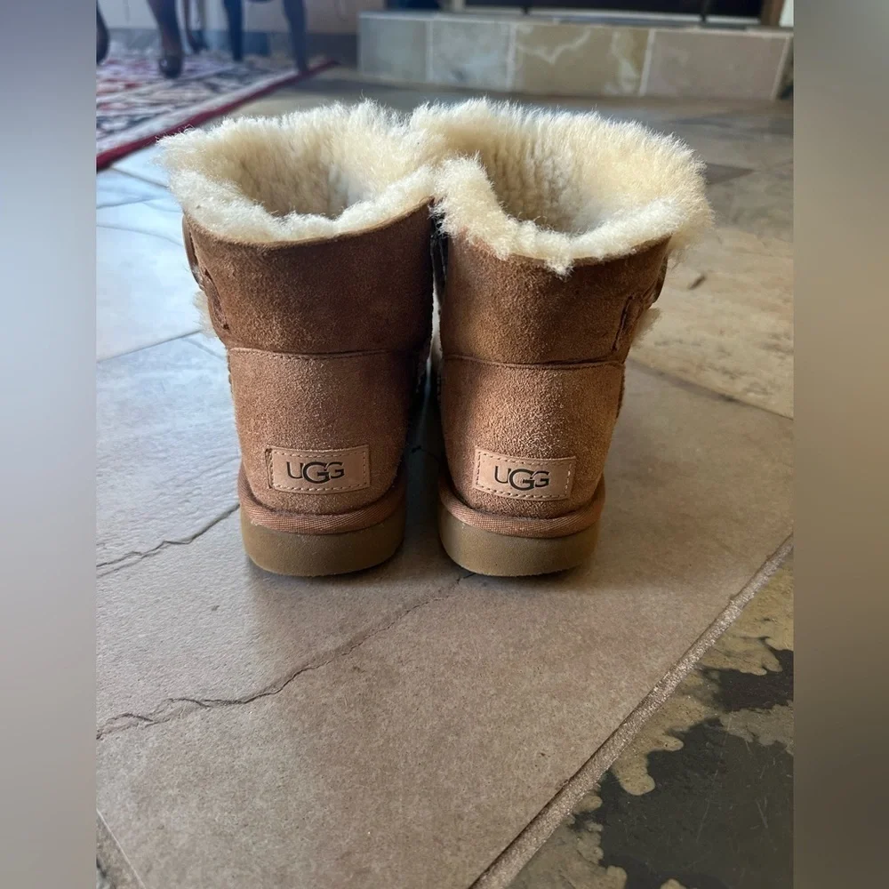 UGG wear upright small