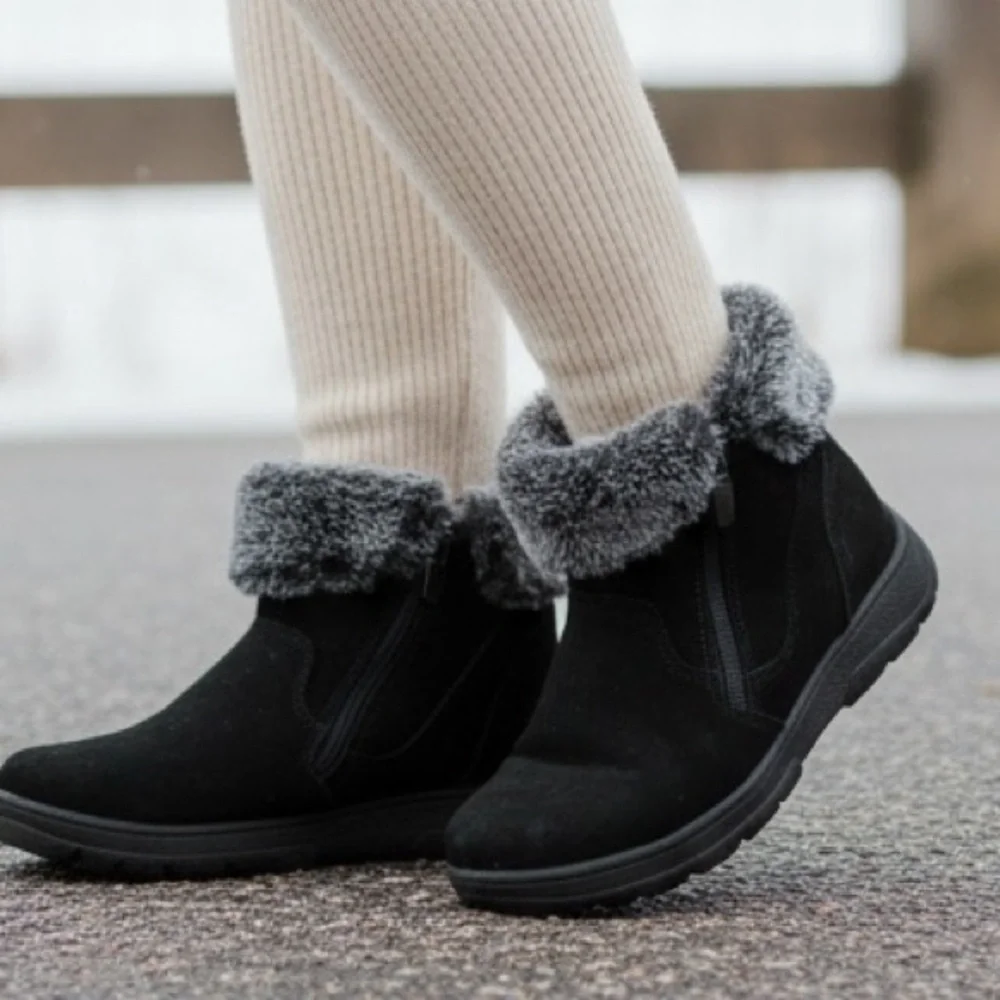 𝅺khombu black suede snow boots with faux fur trim, size 9, good condition