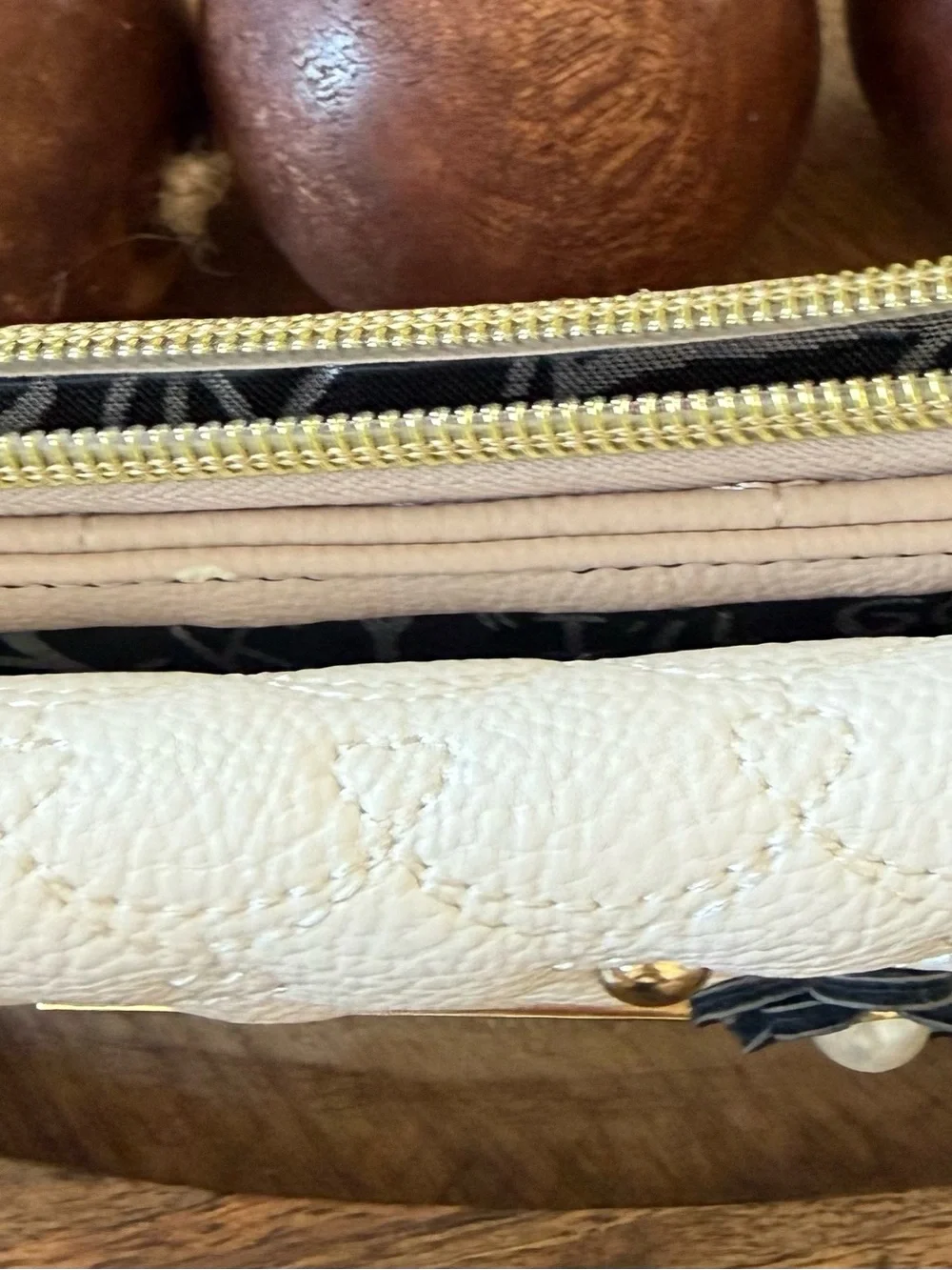 New Betsey Johnson Women’s Ivory & Black Zip Wallet Quilted Floral Appliques 3D