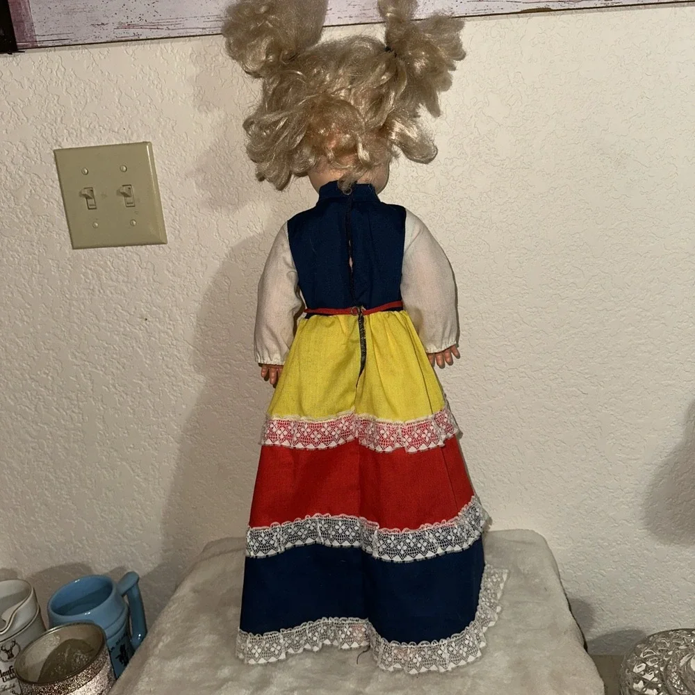 VINTAGE 1982 UNEEDA GREEN EYED FRIZZLES WALKS WALKING‎ DOLL (24