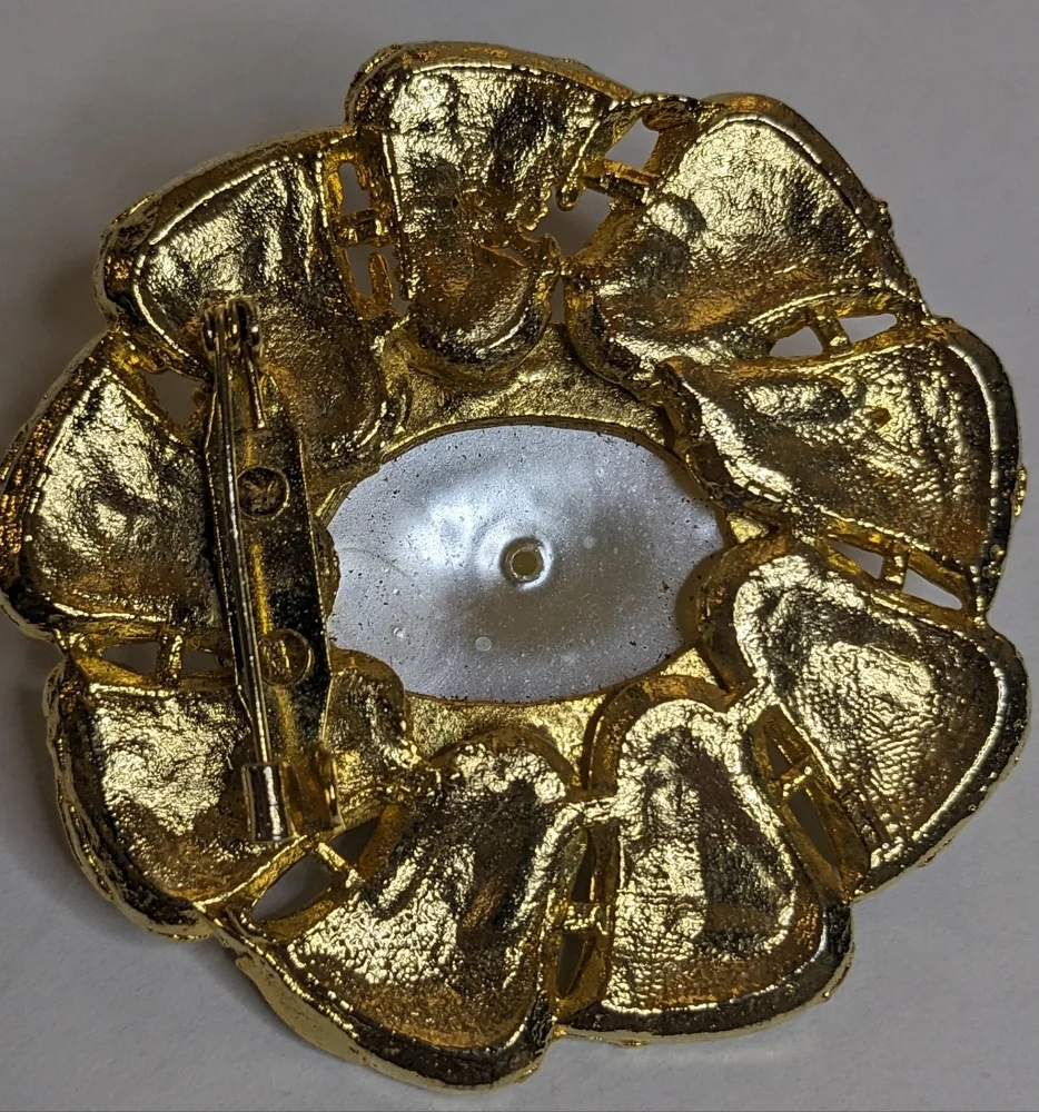 Vintage Victorian Inspired Simulated Pearl Gold Tone‎ Brooch
