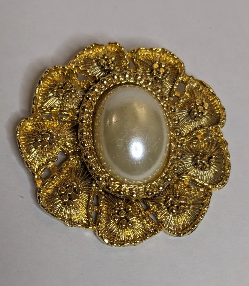 Vintage Victorian Inspired Simulated Pearl Gold Tone‎ Brooch
