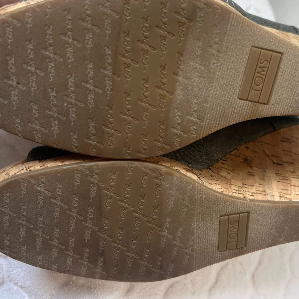 Toms stylish wedges