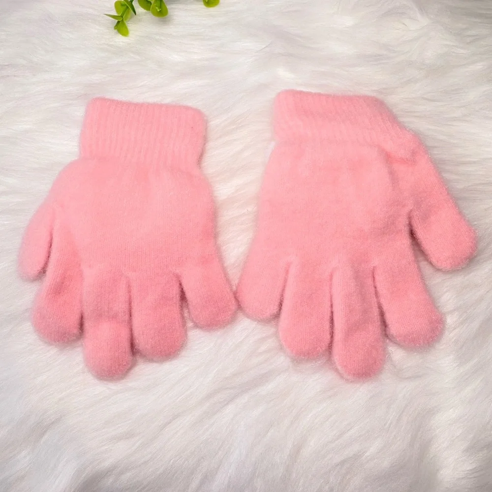 Hello Kitty has gloves featuring