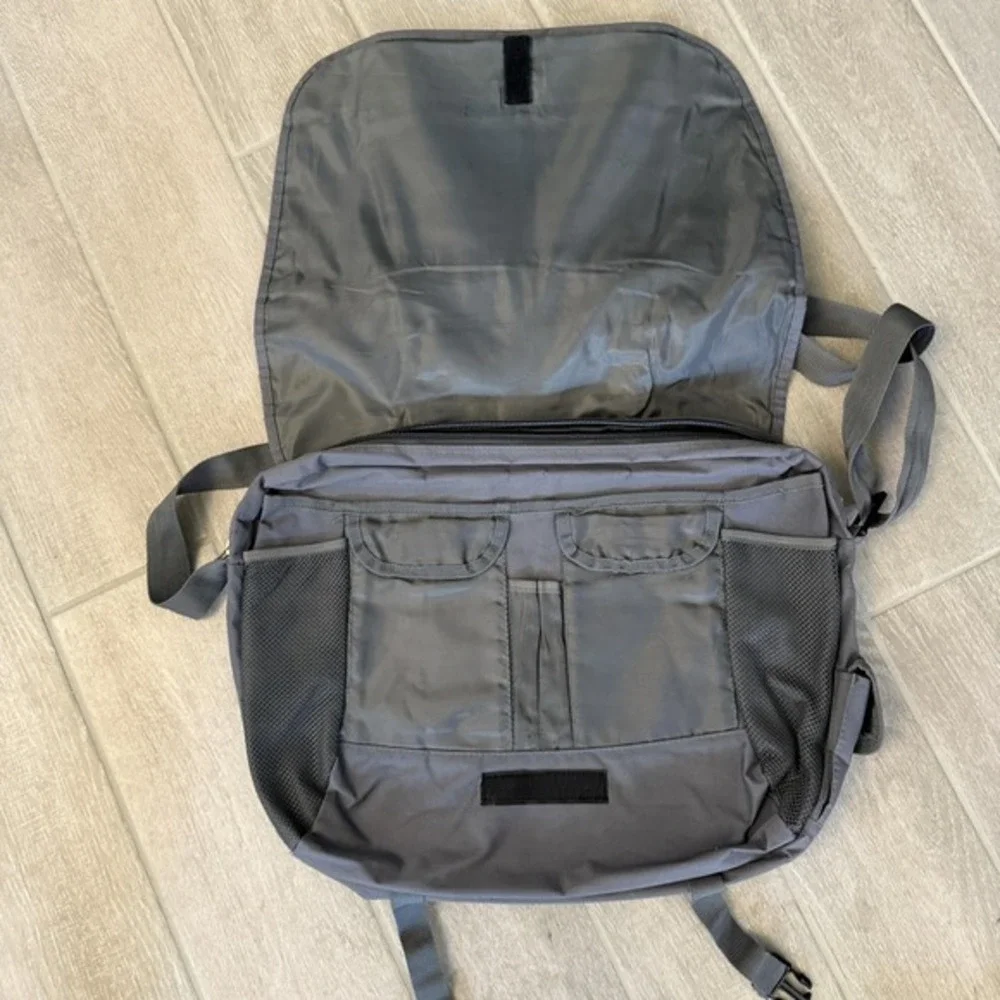 Guess logo messenger