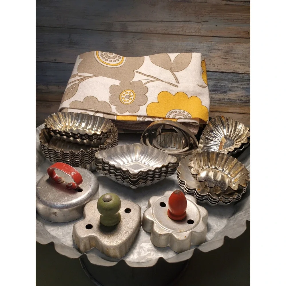 Vintage Metal Tart Molds Cookie & Biscuit Cutters‎ Set with Neck Towel 30 pieces