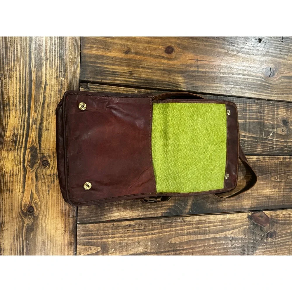 Unbranded leather snap strap