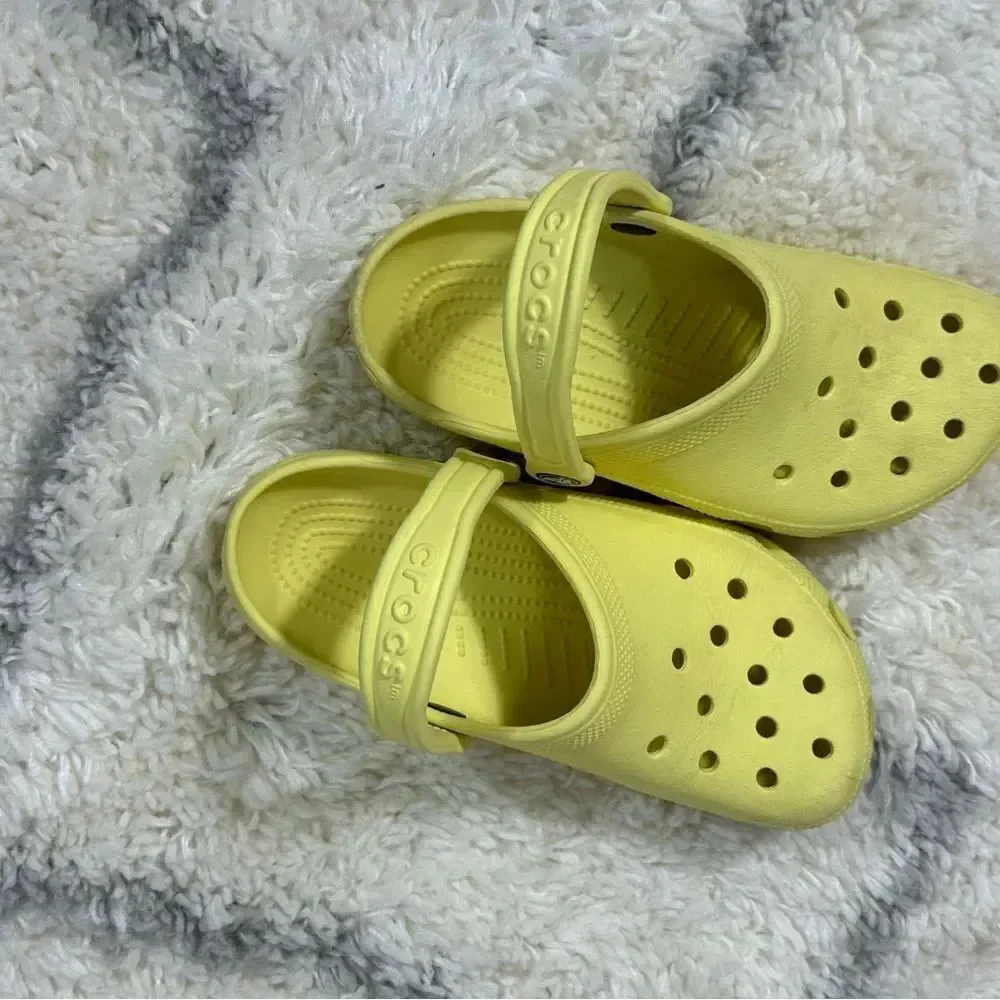 CROCS vibrant yellow