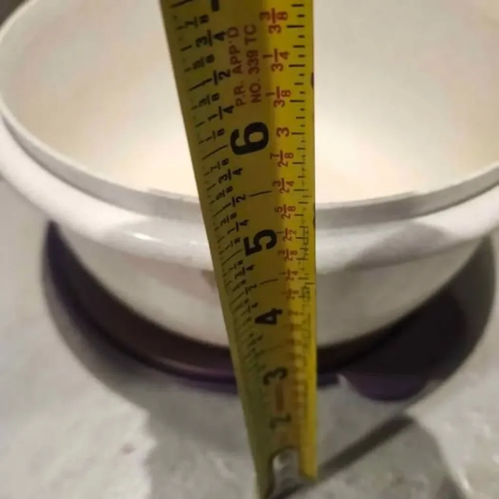 Unbranded vintage tupperware