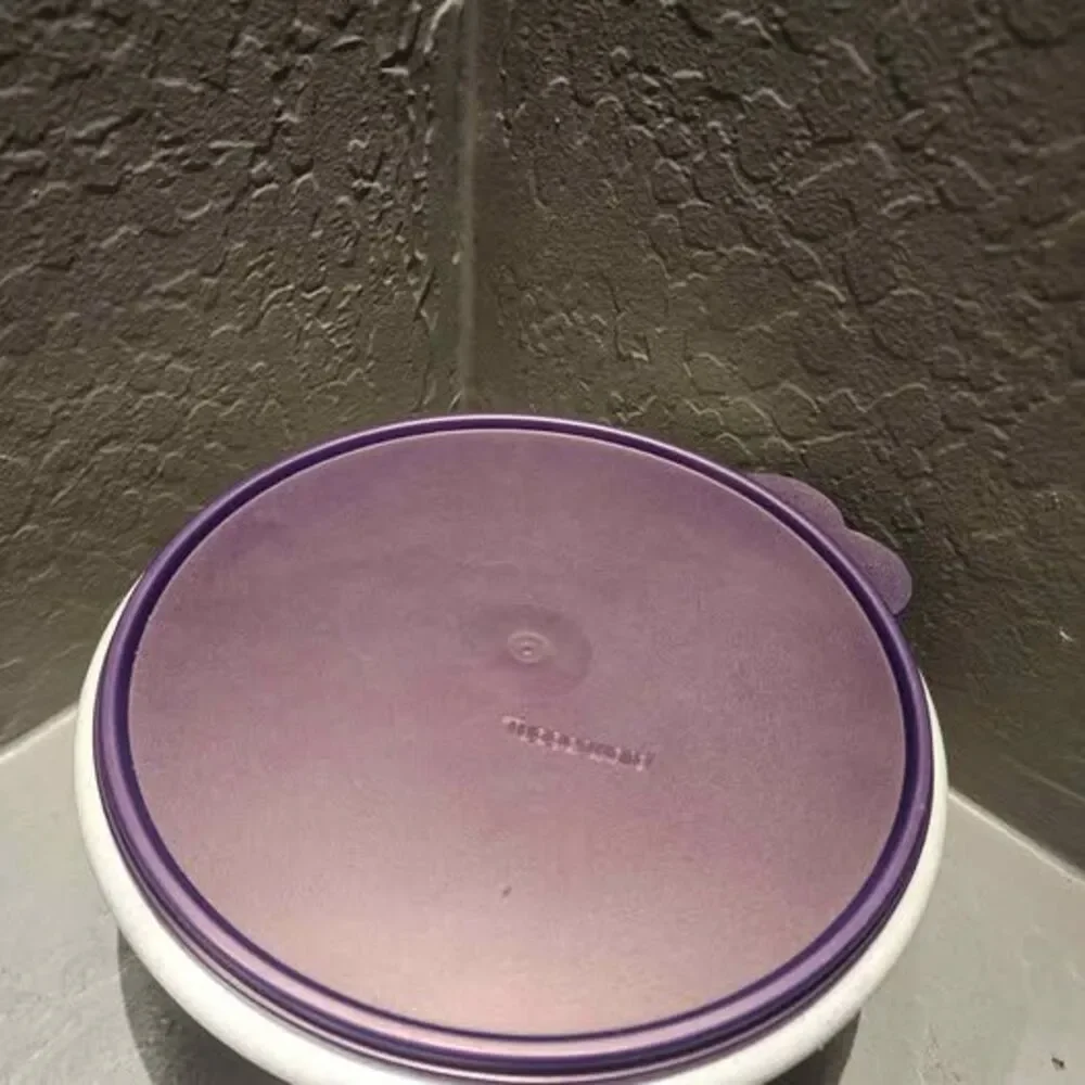 Unbranded vintage tupperware