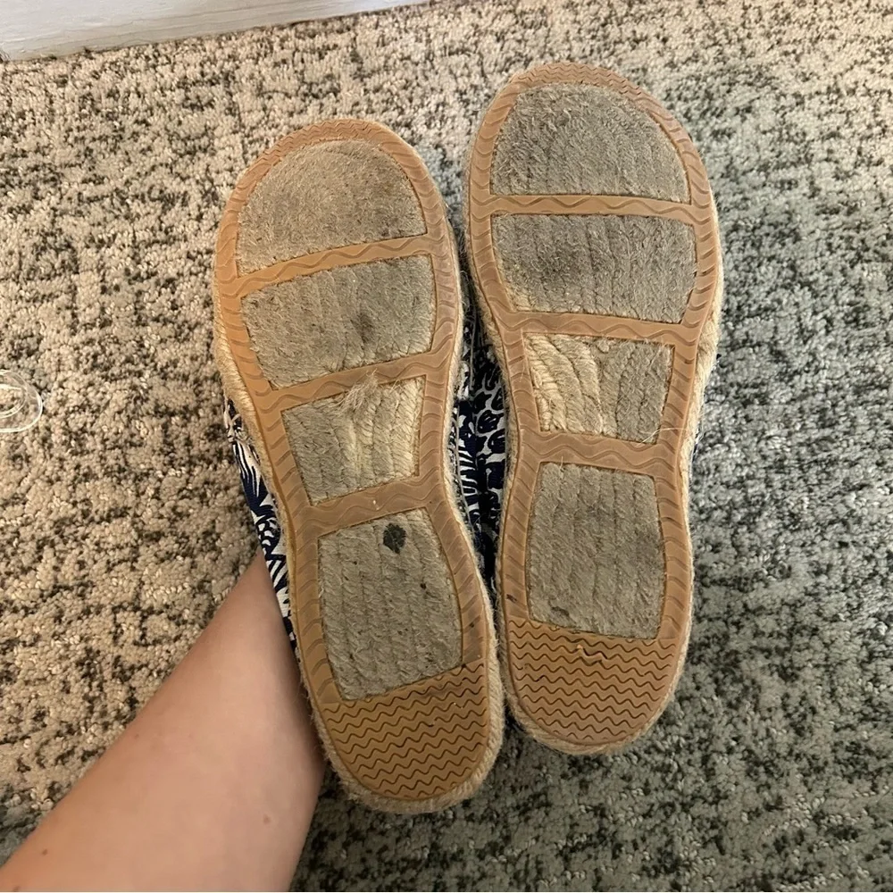 Lilly Pulitzer Blue & White Floral Gold Tip Espadrille Flats Size 9