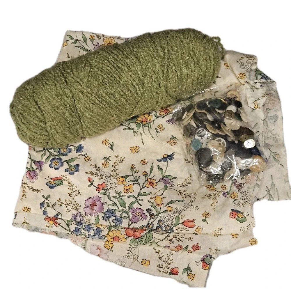 Vintage Craft Supply Lot Fabric Swatch Yarn‎ Skein Mixed Buttons DIY