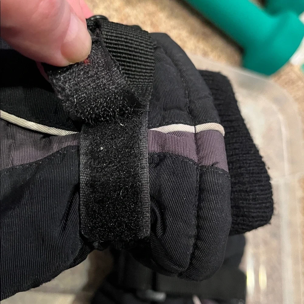 Kohl’s Thinsulate insulated age 4-7 black gray gloves girl boy knit wrist GUC