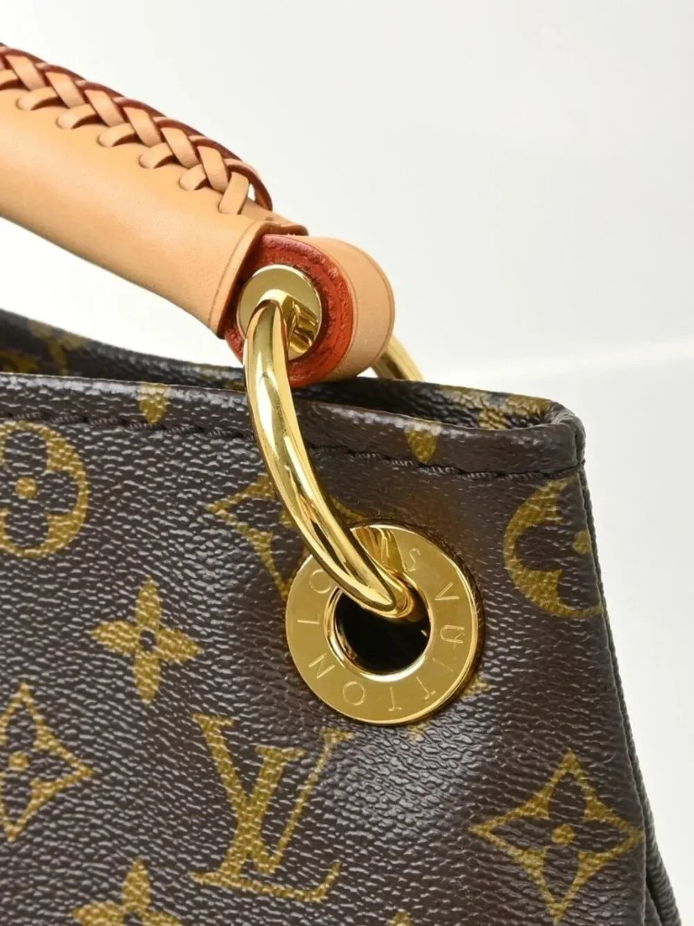 Louis Vuitton outside 	ab