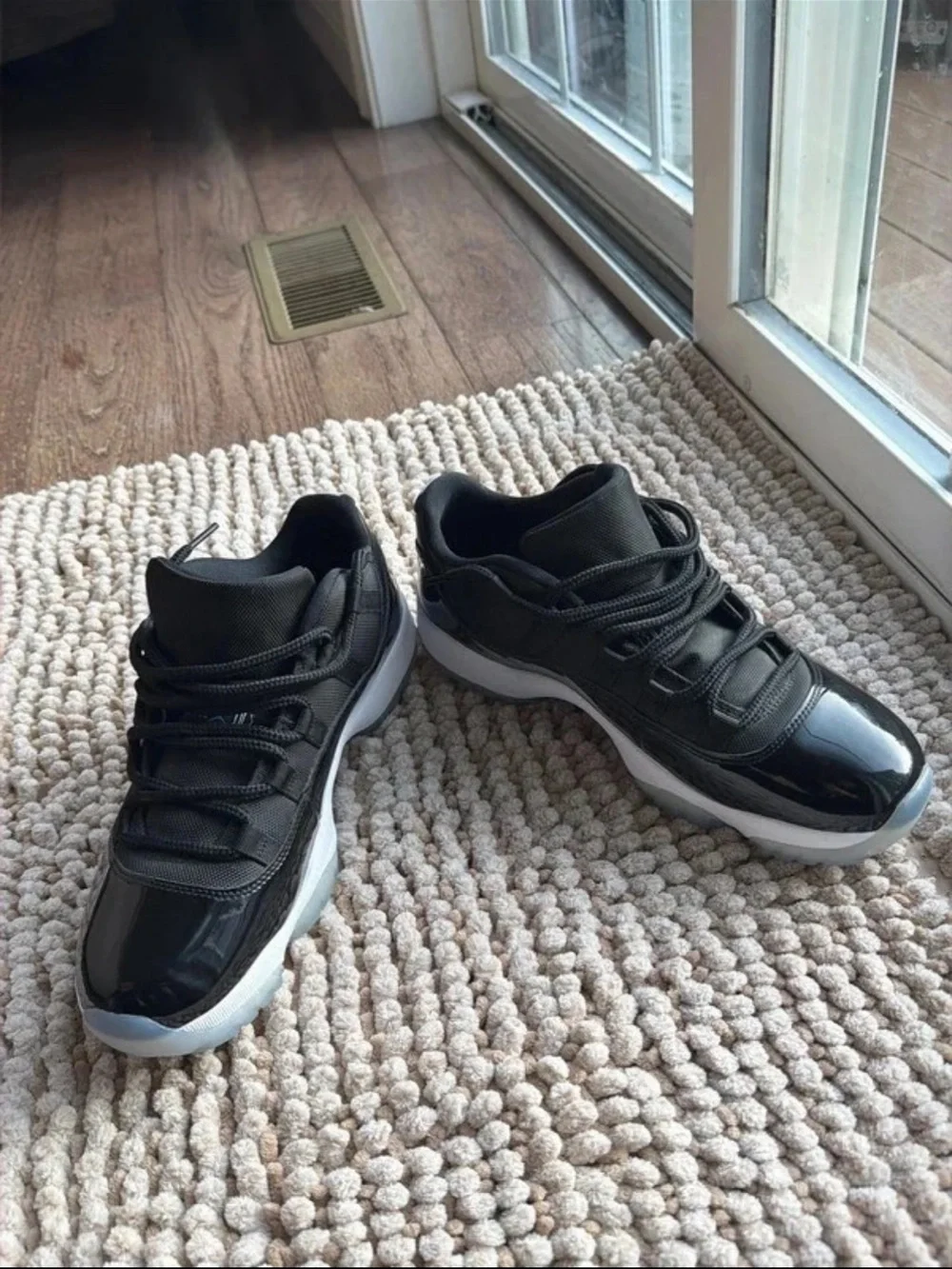 Jordan 11 Retro Low Space Jam Black & White US 10 Like New