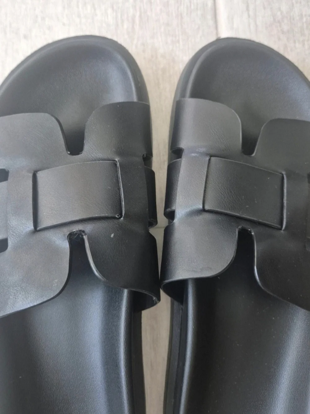H&M comfortable slides