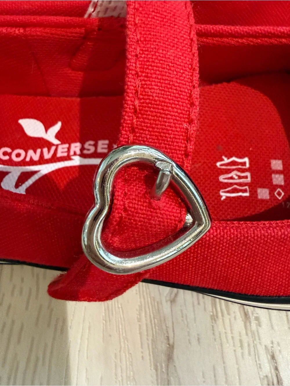 Converse bright red