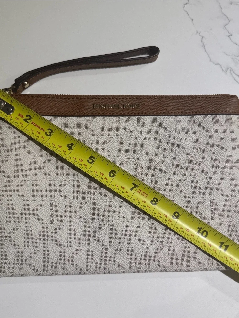 Michael Kors wristlet pre