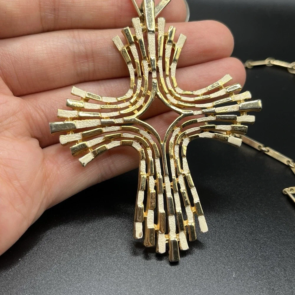Vintage 60s Gold Tone & White Enamel Chunky Brutalist Cross Pendant Necklace 18